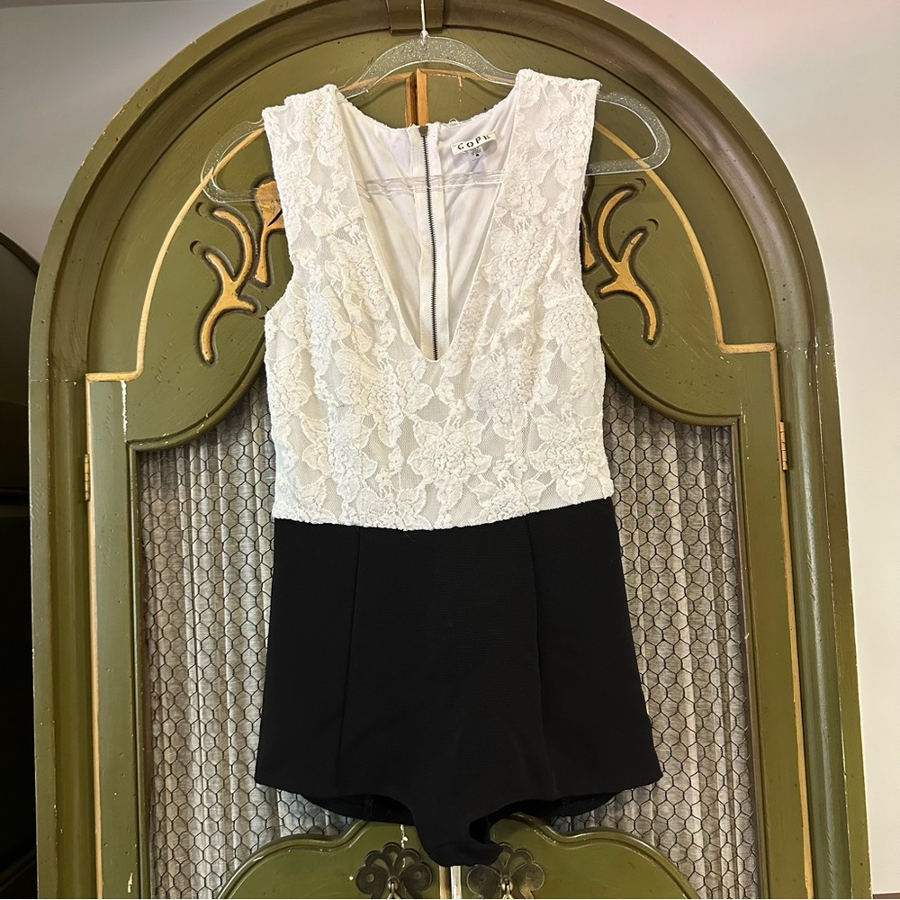 Women’s Cope Lace Plunging Romper Size Small